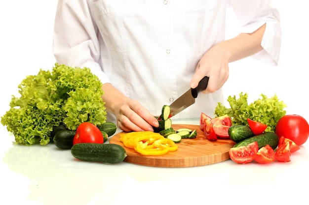 Kucharz przygotowujący warzywa